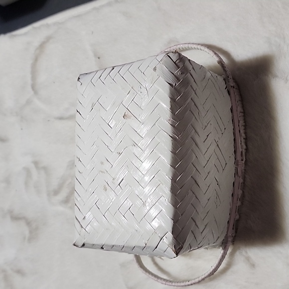 VINTAGE WHITE BASKET WITH FLOWERS DESIGNED. - Picture 6 of 6